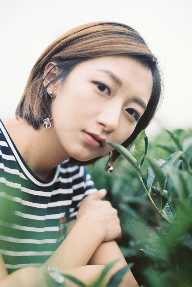 自由随性美女个性高傲阳光素颜写真