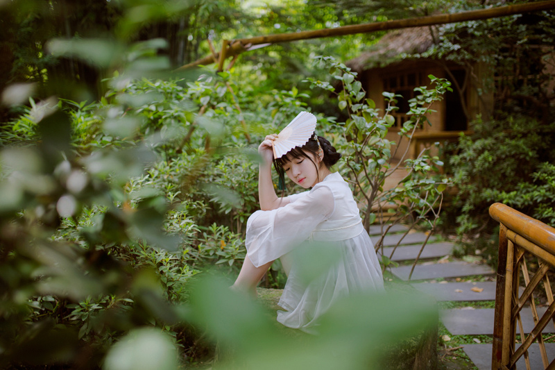 草帽女孩吊带短裙户外树林唯美写真