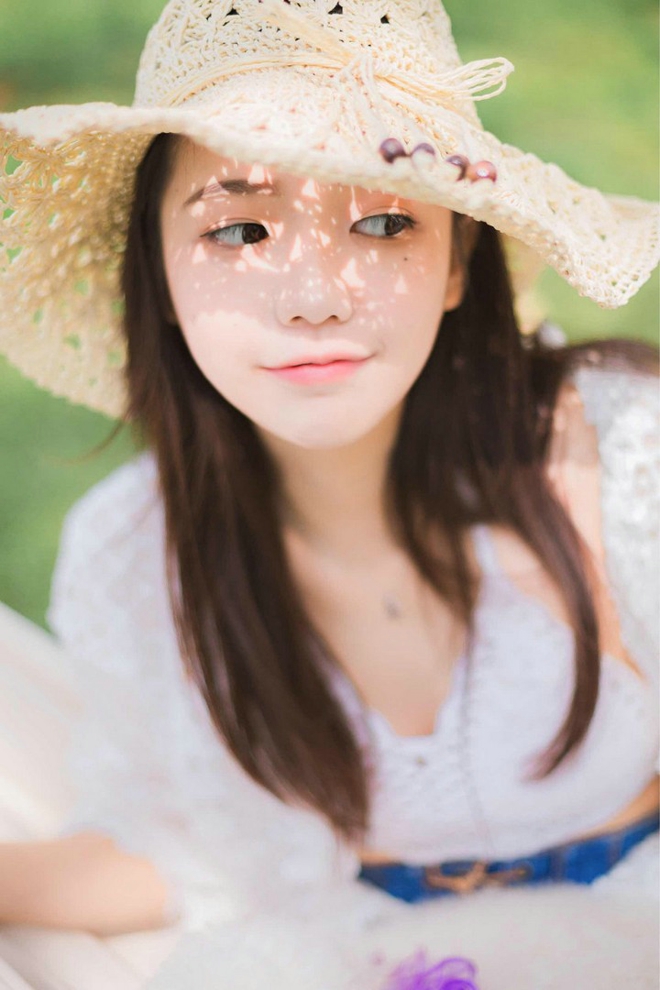 清纯甜美阳光美女户外正能量图片