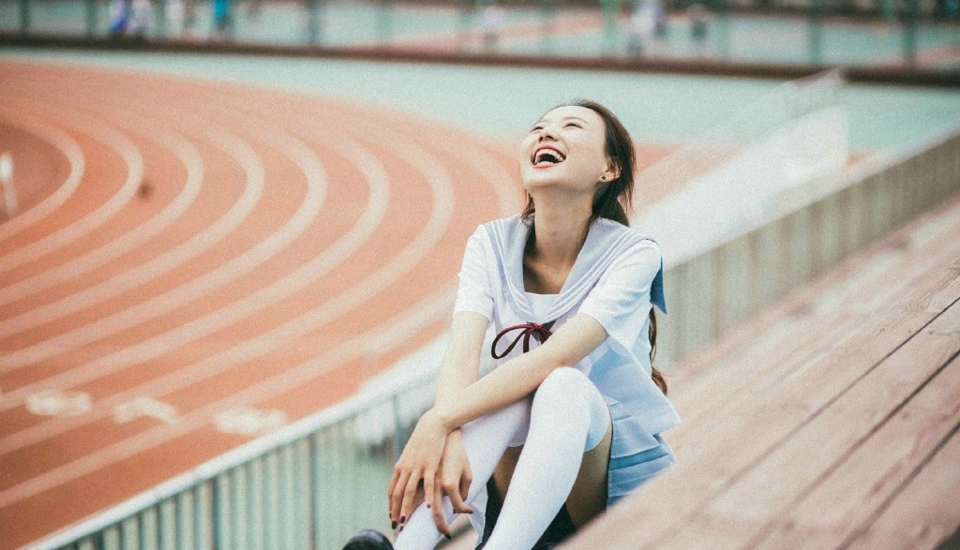 马尾姑娘笑脸灿烂动人校园青春写真