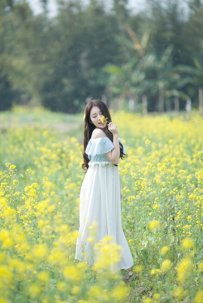 可爱美女唐雨辰清新油菜花写真