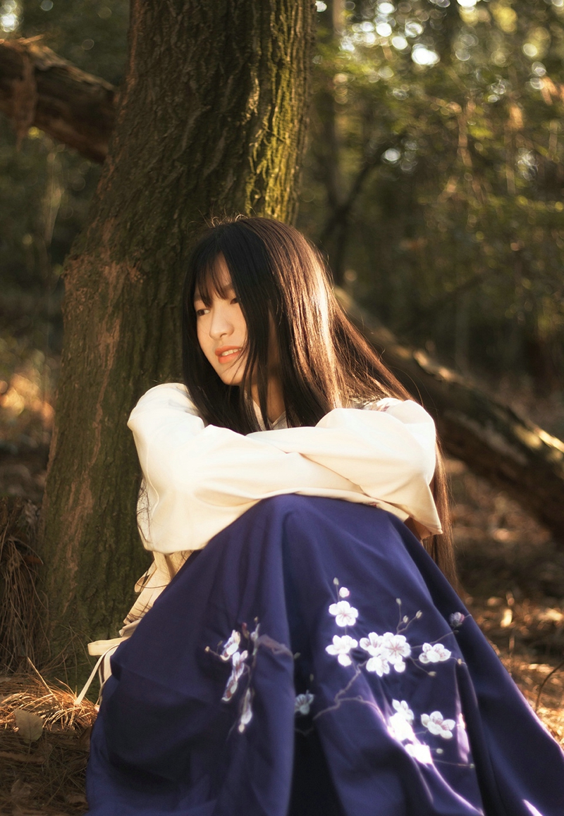 花丛中的毛衣美女气质眼神迷离写真