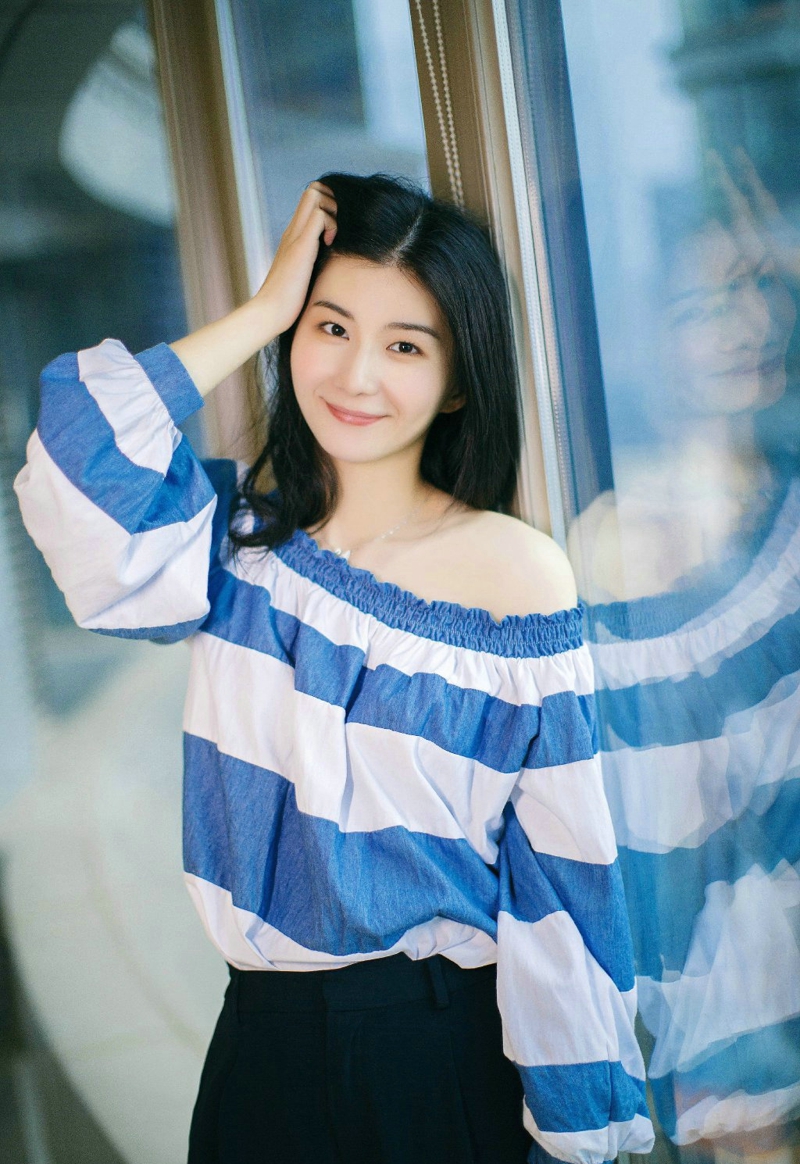 空阔草地上的毛衣围巾美女马尾清爽