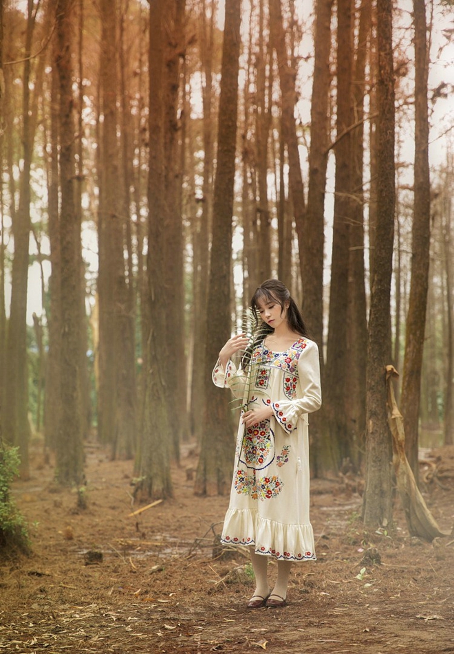 优雅花季少女林间写真