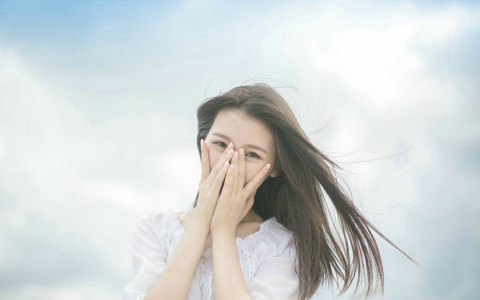蓝天白云下的长发美女清甜笑容养眼写真