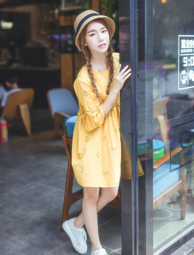 小黄衣悠闲美女艺术图片