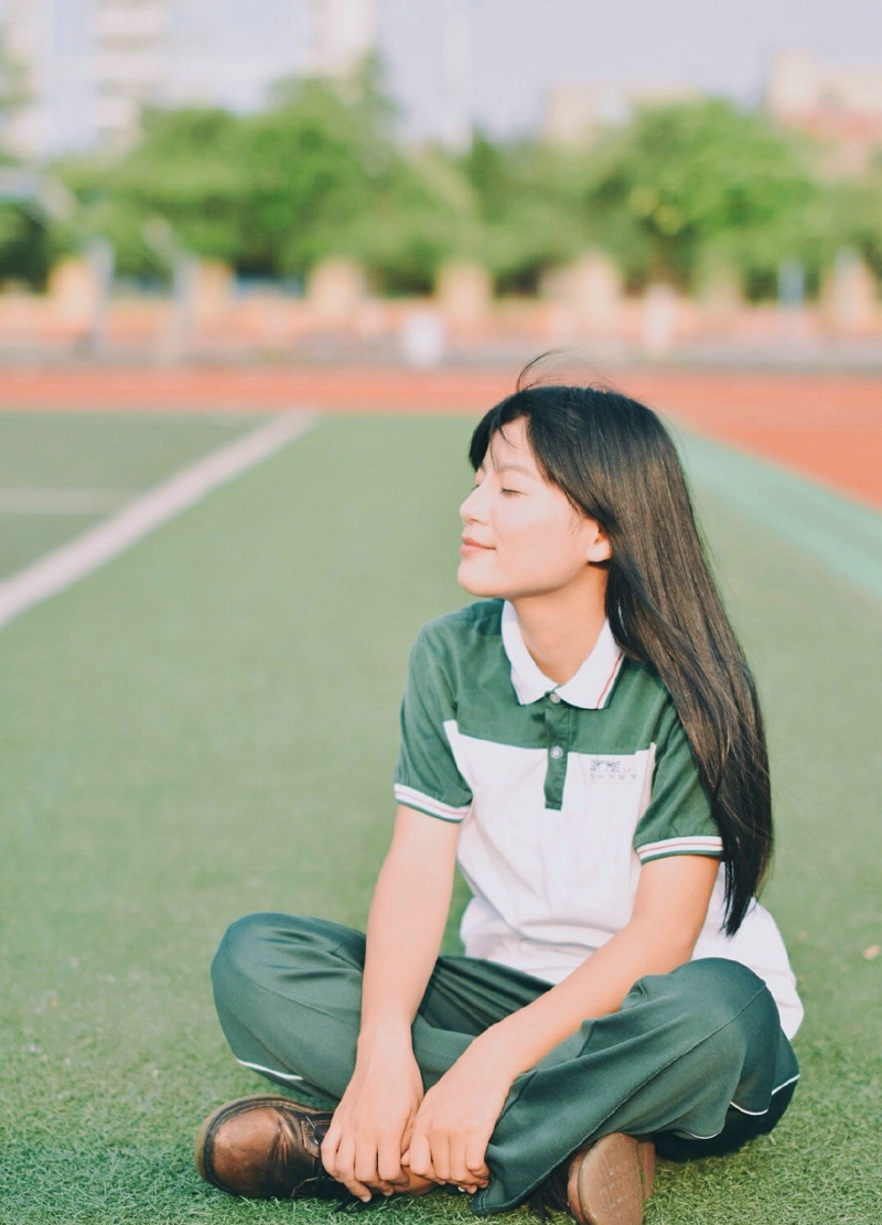 操场上的长发美女清新怡人青春正能量写真