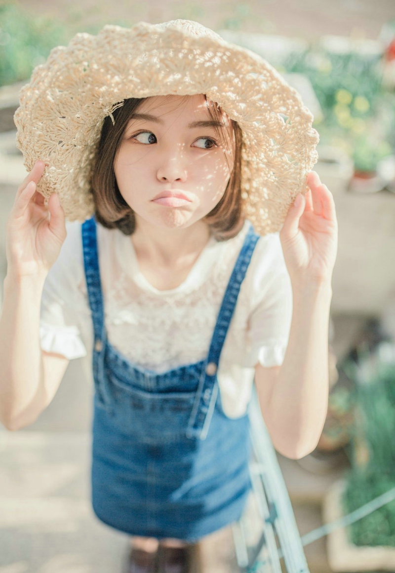 阳光户外草帽少女背带裤清爽可人