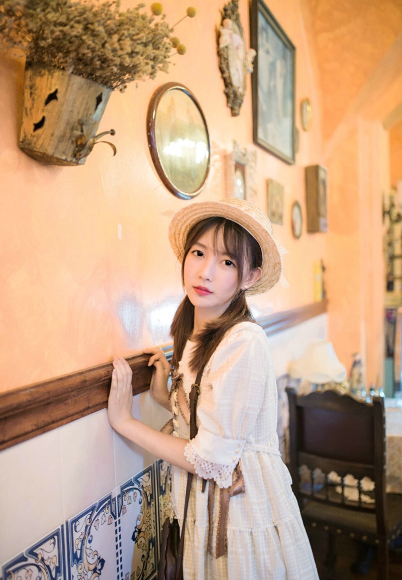 餐厅内的可爱少女青春无敌吸睛