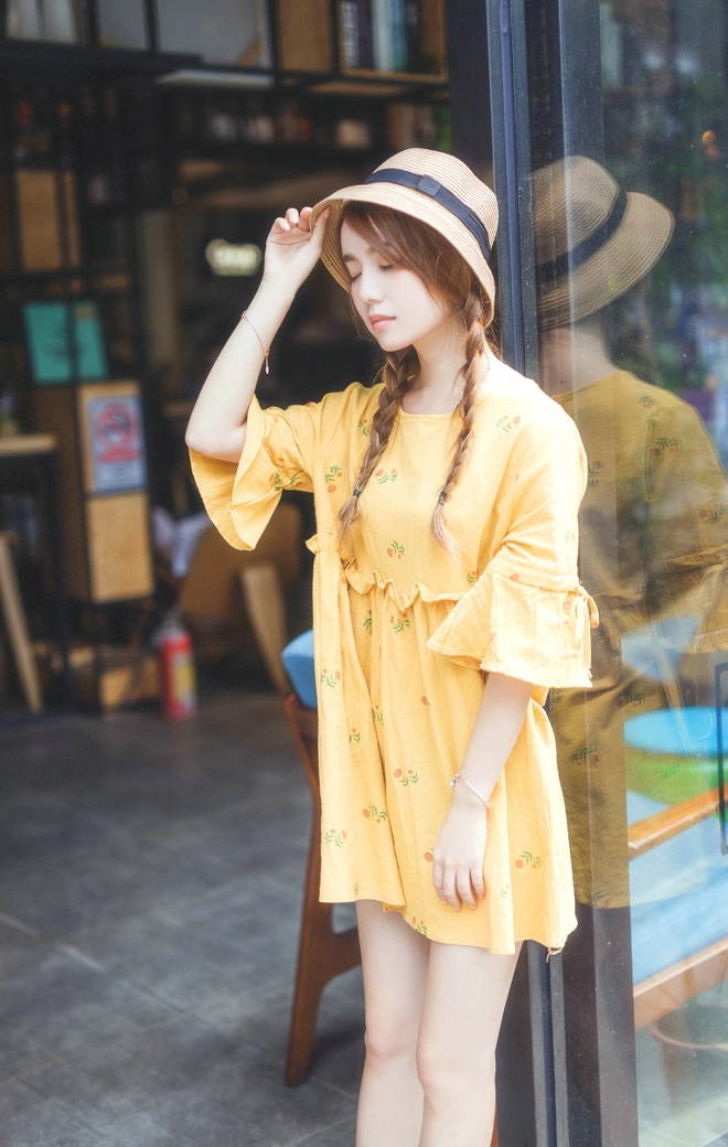 小黄衣悠闲美女艺术图片