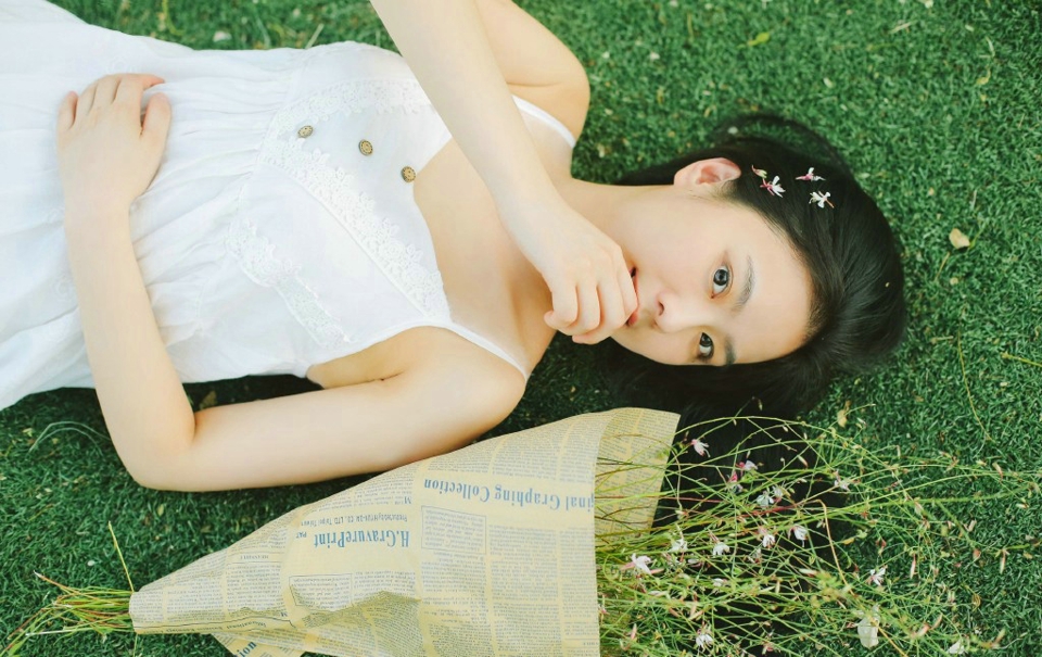 清新草地上的双马尾白裙姑娘素雅迷人写真照