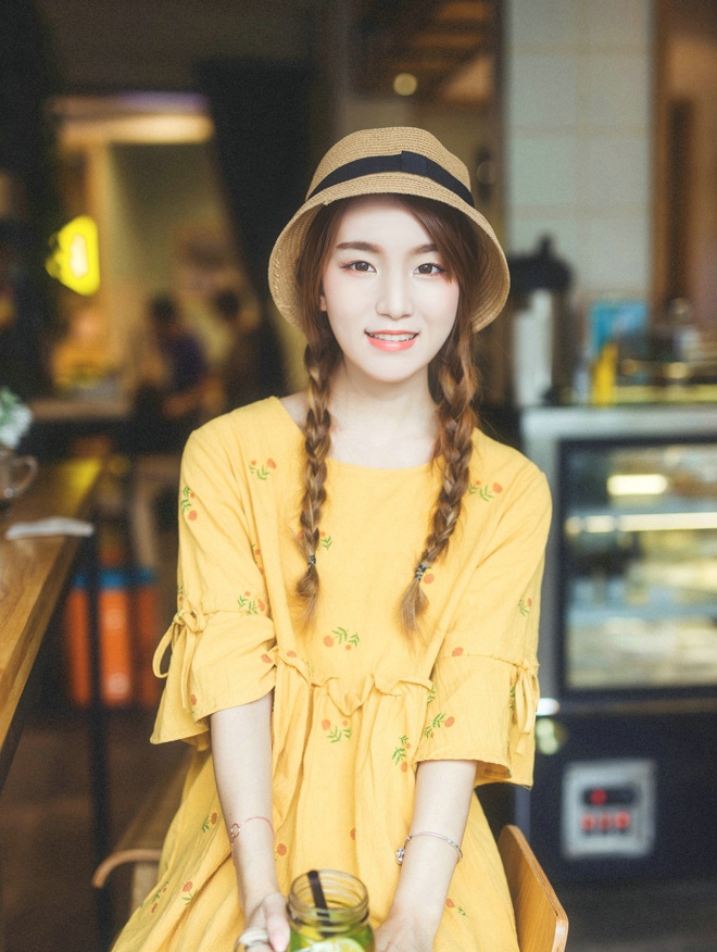 小黄衣悠闲美女艺术图片