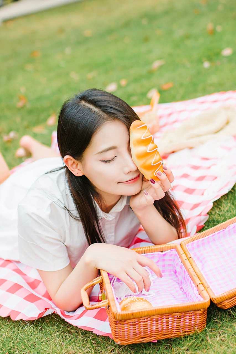 漂亮野餐面包妹子温柔美丽动人