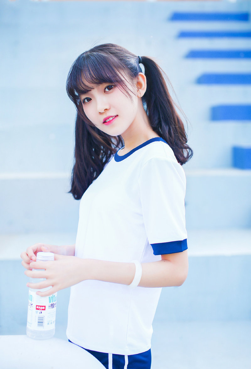 草帽女孩吊带短裙户外树林唯美写真