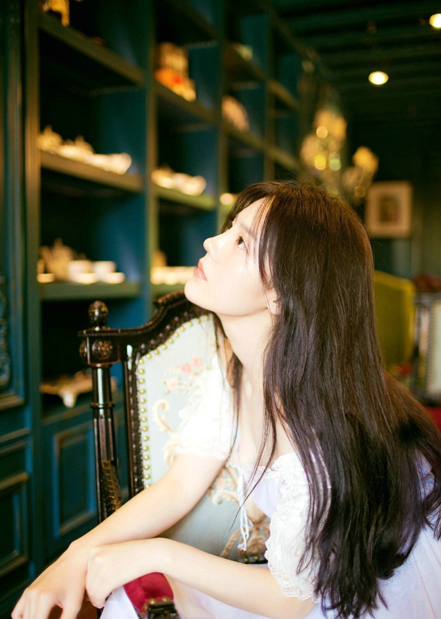 复古私房内裸肩白裙美女气质温婉