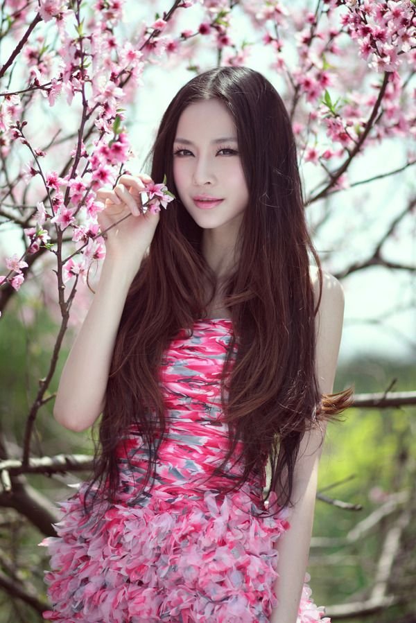 公园短发复古清新少女绽放迷人笑容写真