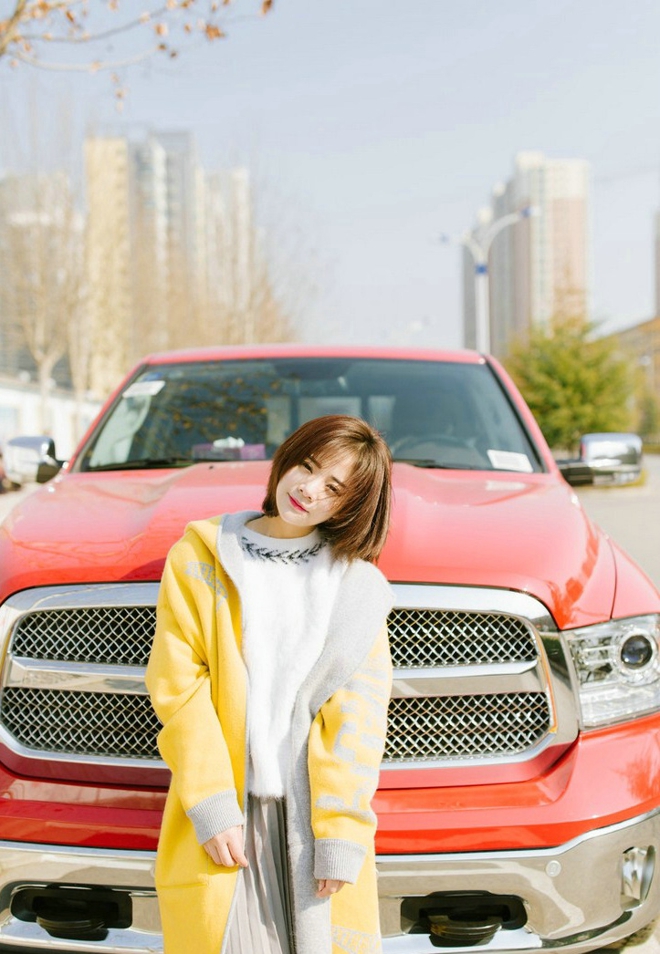 阳光甜美元气少女走街