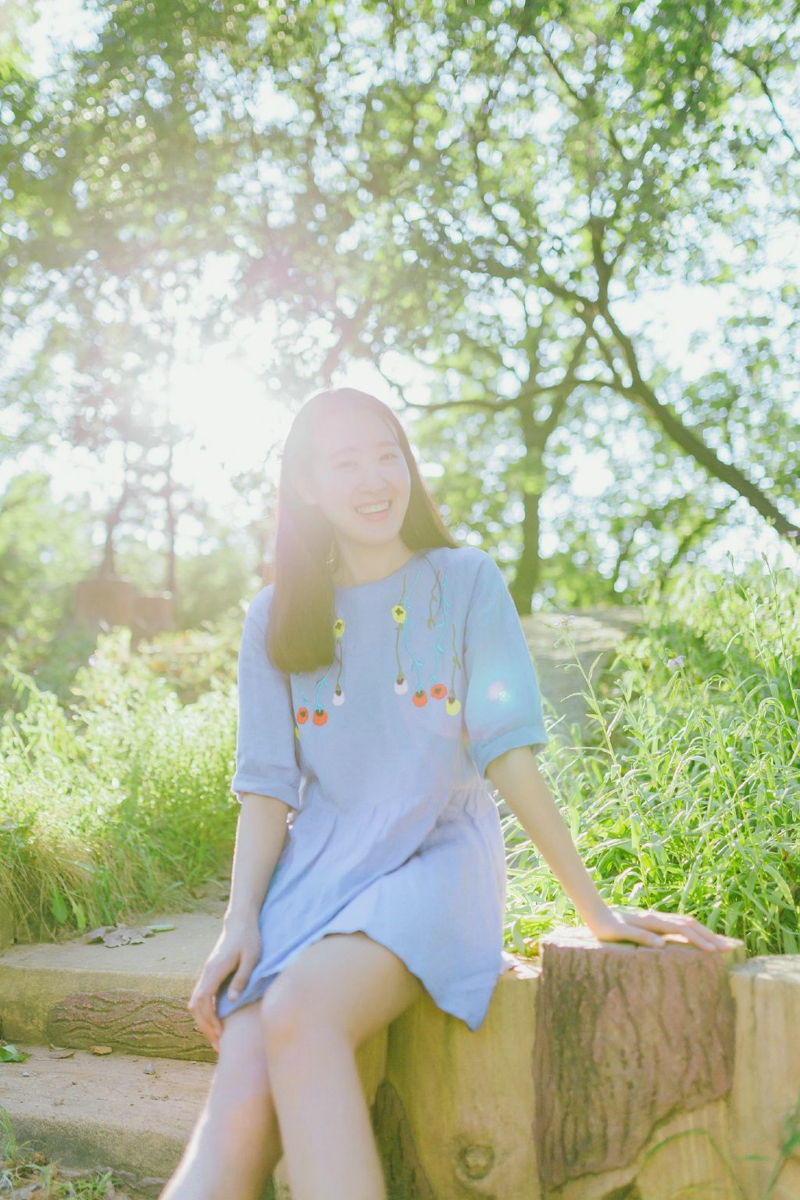 清爽妹子逆光下笑容灿烂温馨写真
