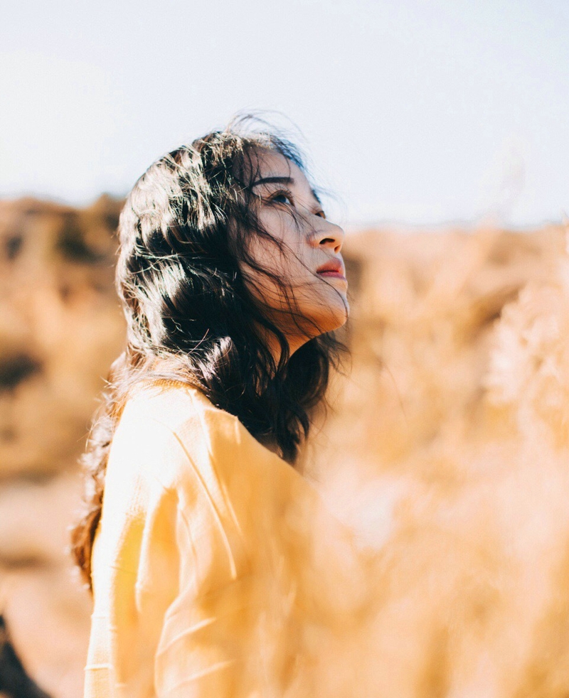 荒凉沙漠中的卷发美女成熟别样风情