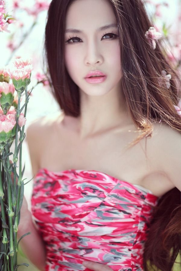 公园短发复古清新少女绽放迷人笑容写真