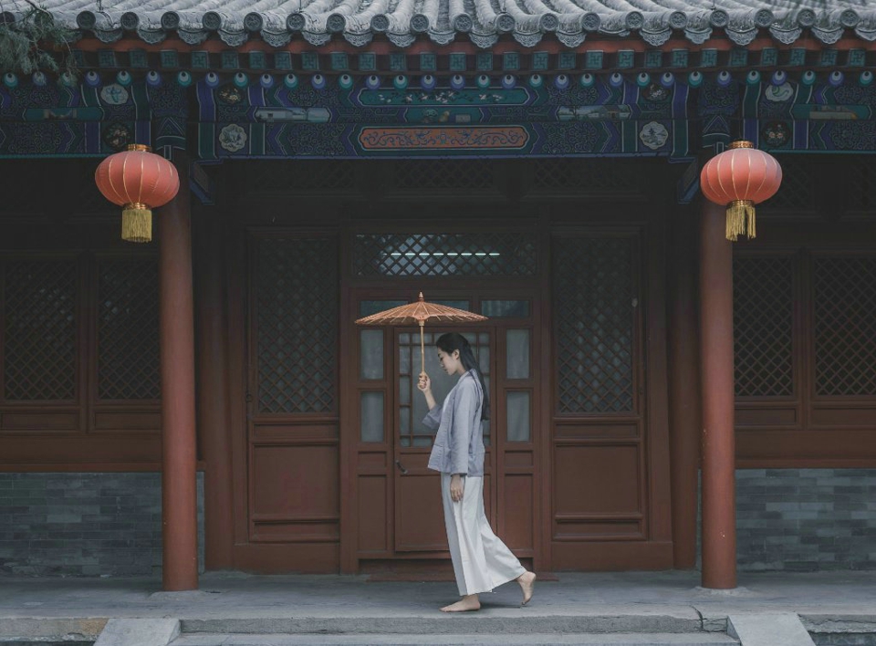 宁静深山处的素雅美女