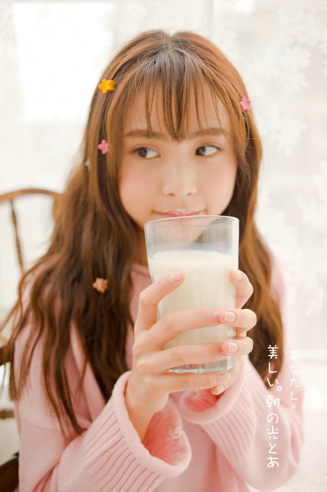 居家甜美优雅红唇妹子