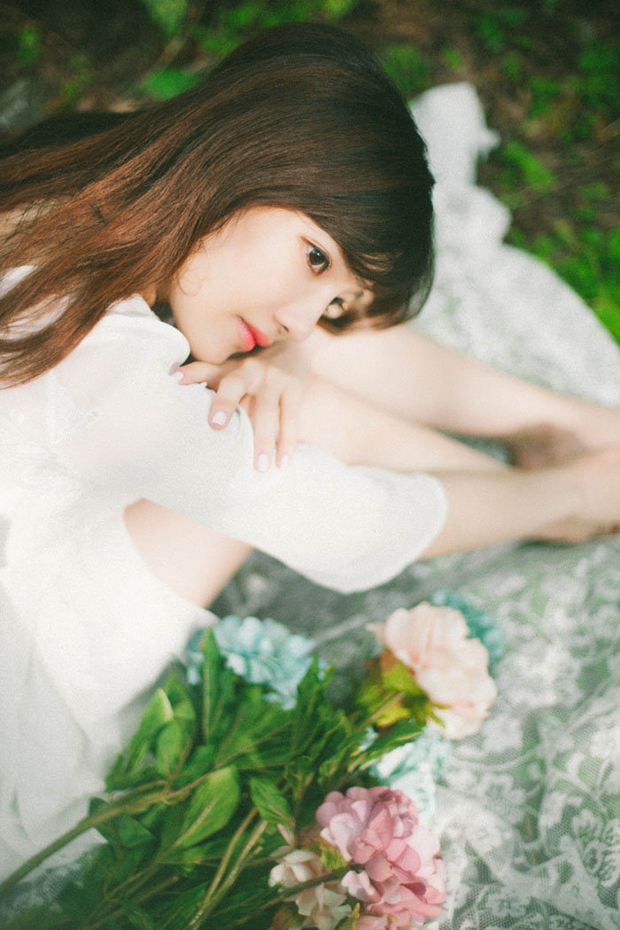 森林里找到美丽的花仙子写真照