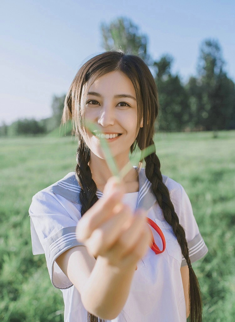 清爽妹子逆光下笑容灿烂温馨写真