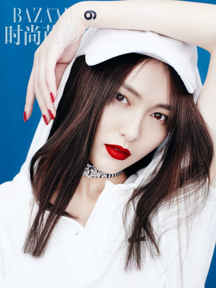 唐嫣妩媚现身纽约时装周 复古红装浪漫时髦