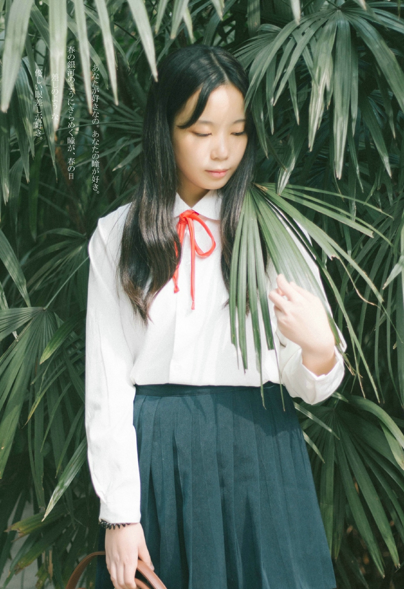 操场上的长发美女清新怡人青春正能量写真