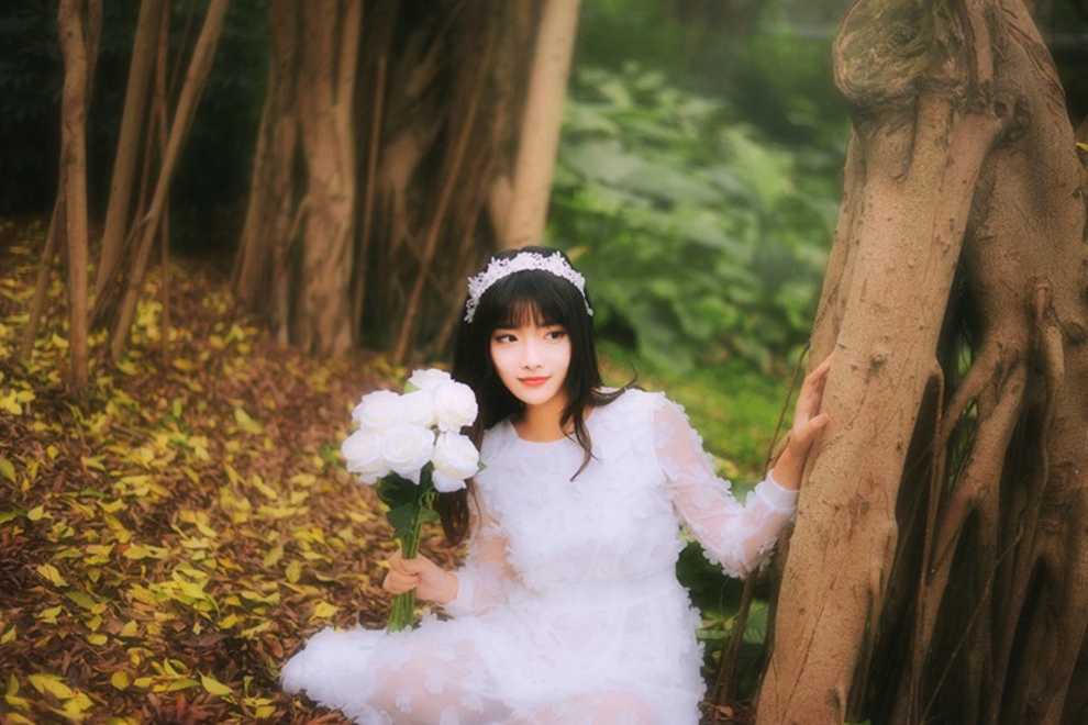 森林清纯娇嫩白衣美女