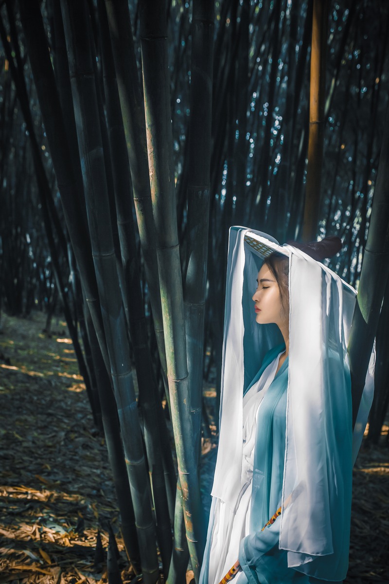 竹林里的古装美女阳光秀气唯美动人