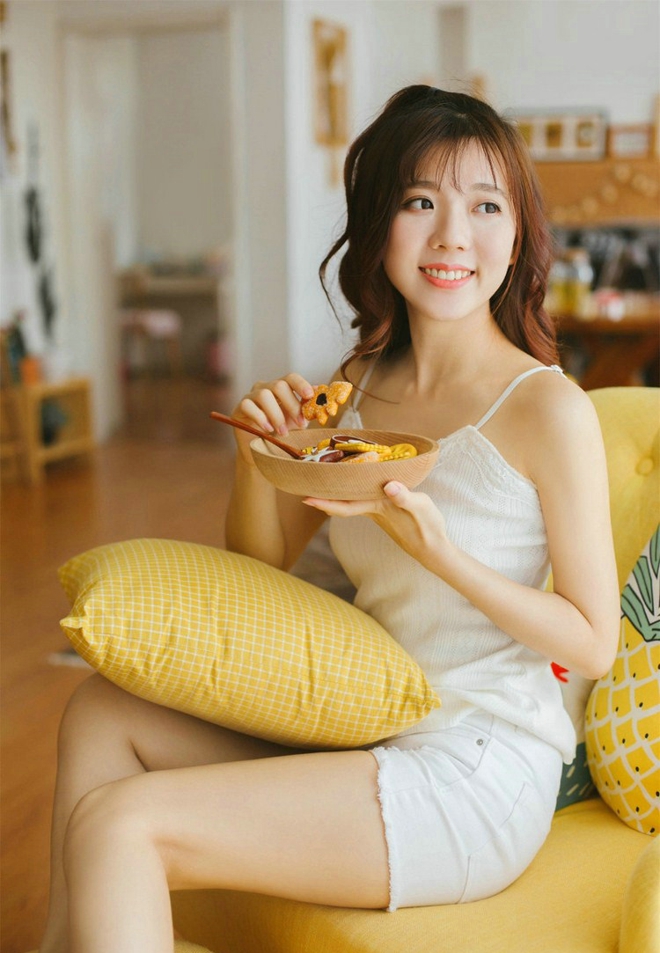 俏皮甜点女孩橘色下午清新写真