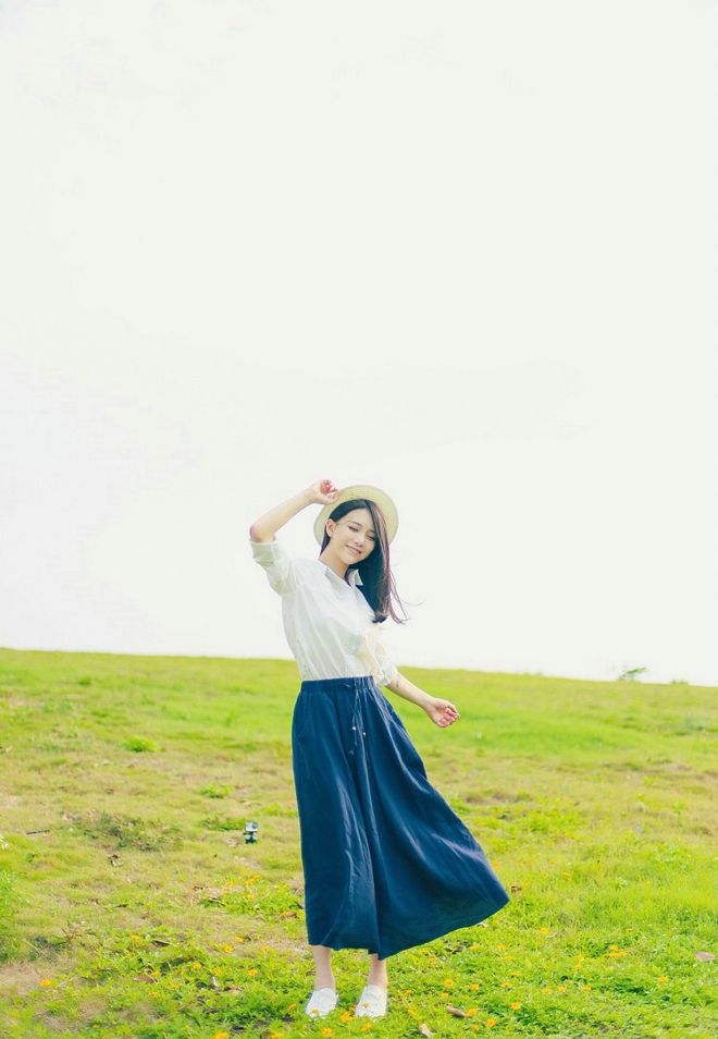 户外写生清纯美女如风如画