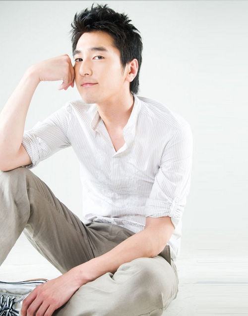 赵又廷机场随性中不乏时髦穿搭态度