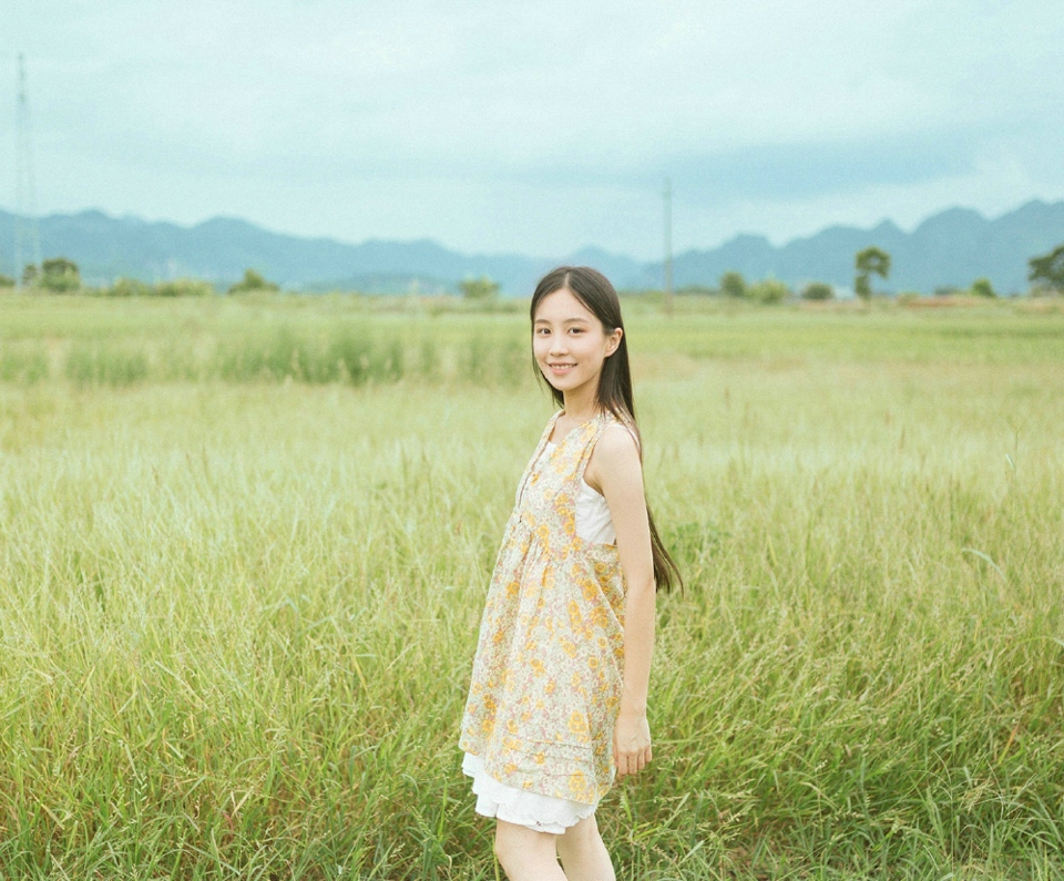 田野中的清爽少女甜美笑容清新怡人
