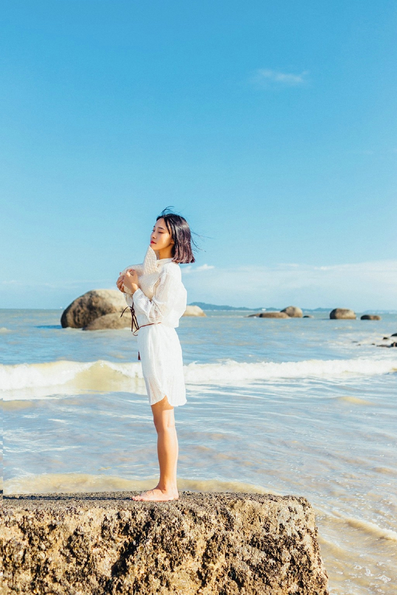 海边蓝天下的草帽美女幽静迷人写真