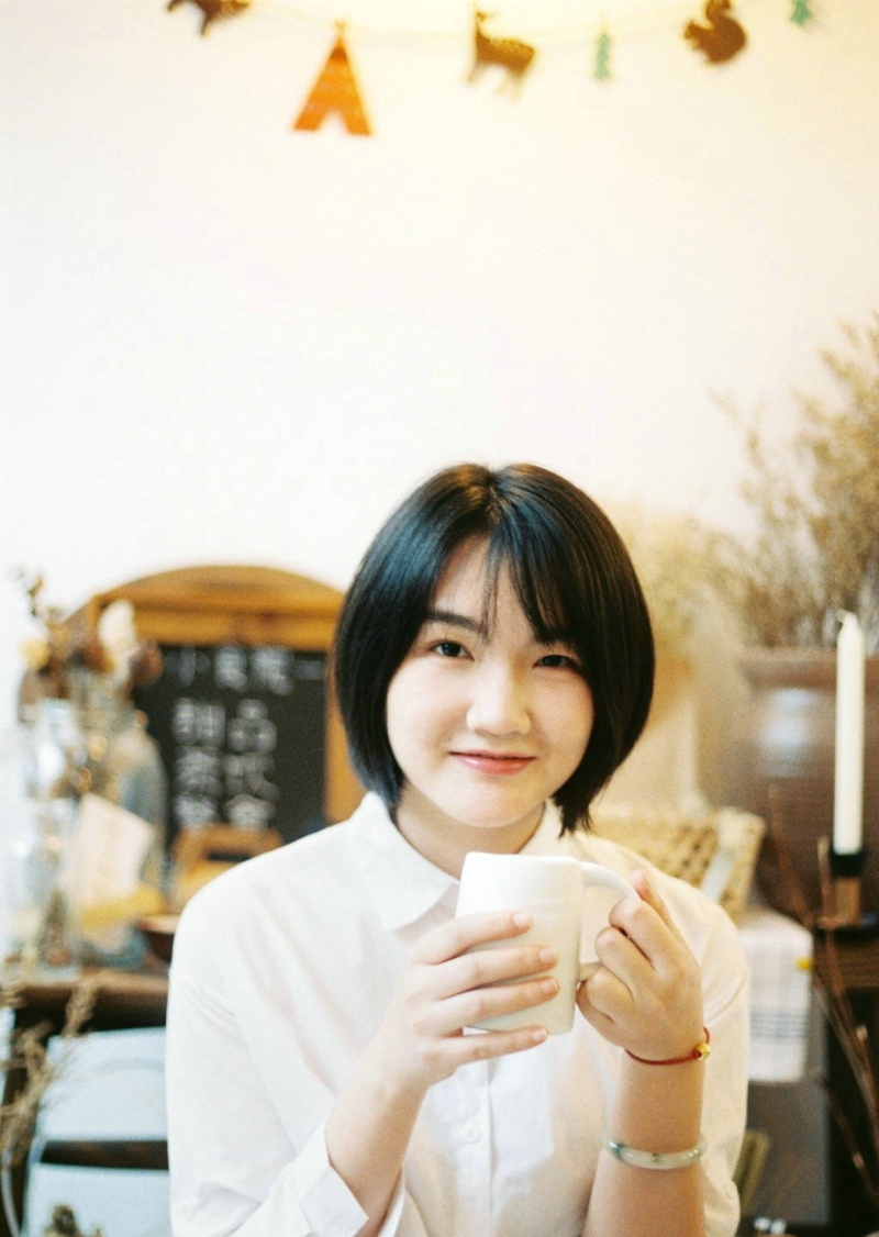 纯真美女白色毛衣温暖笑容清香四溢