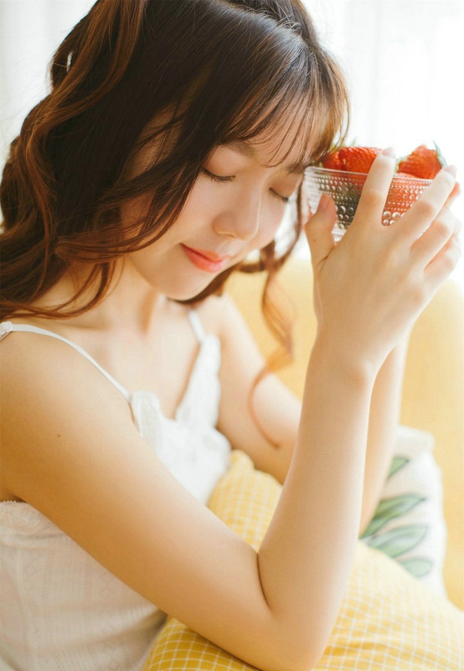 俏皮甜点女孩橘色下午清新写真