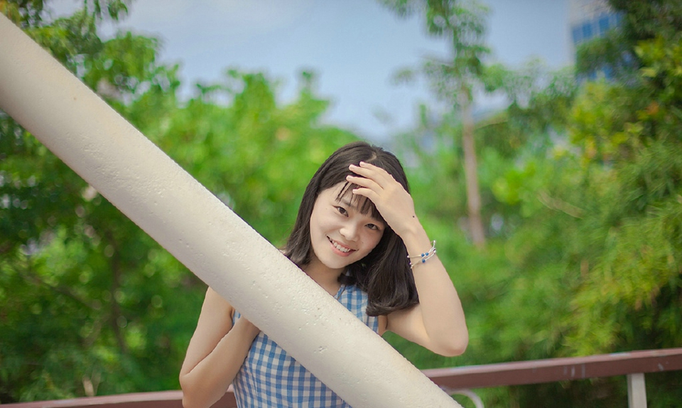 睡眼惺忪的素颜女孩最爱夏日