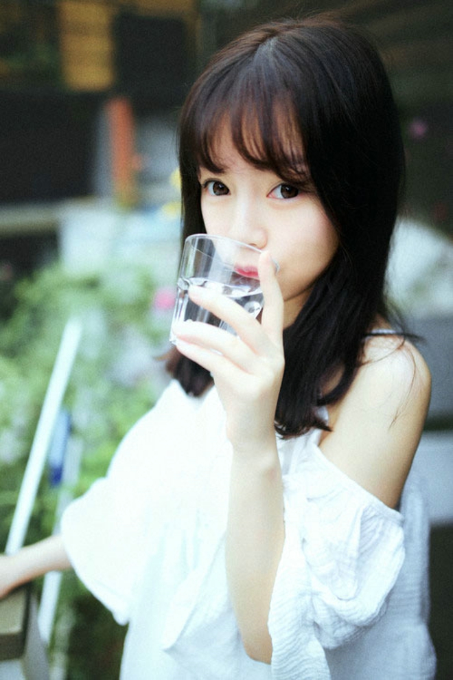 后花园里清纯娇羞可爱少女写真