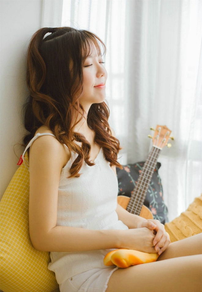 俏皮甜点女孩橘色下午清新写真