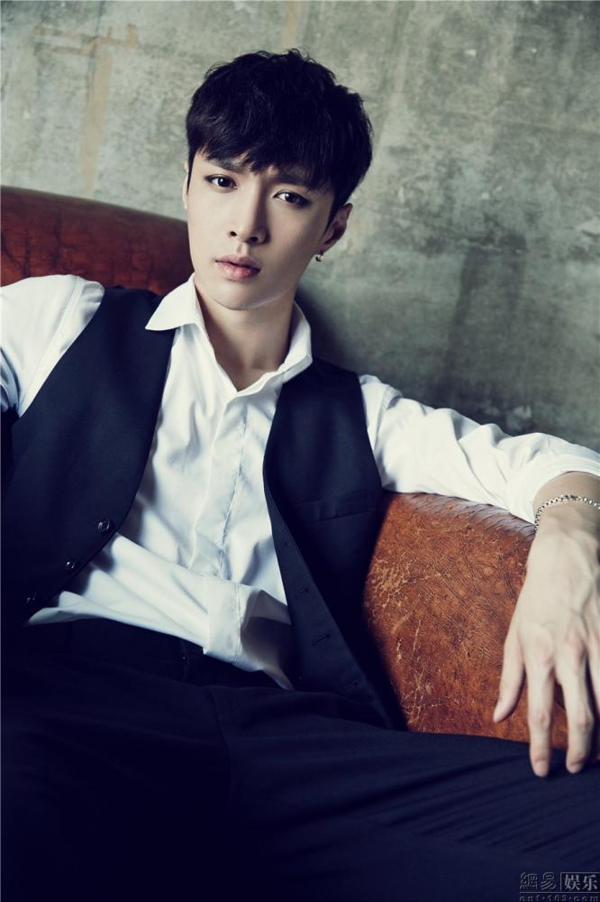 张艺兴帅气写真照