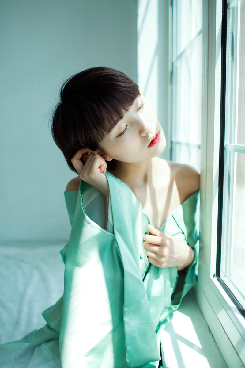 清新短发美女居家小露香肩性感迷人