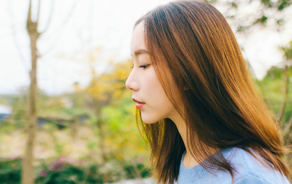 阳光下的可爱英伦范姑娘娇小玲珑