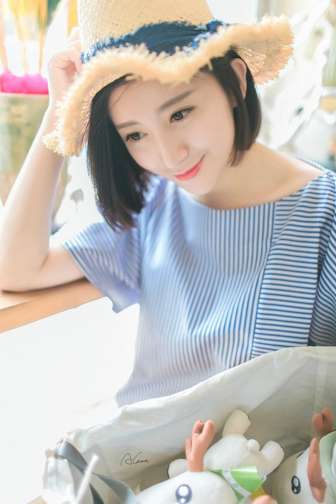 短发气质美女时尚迷人写真