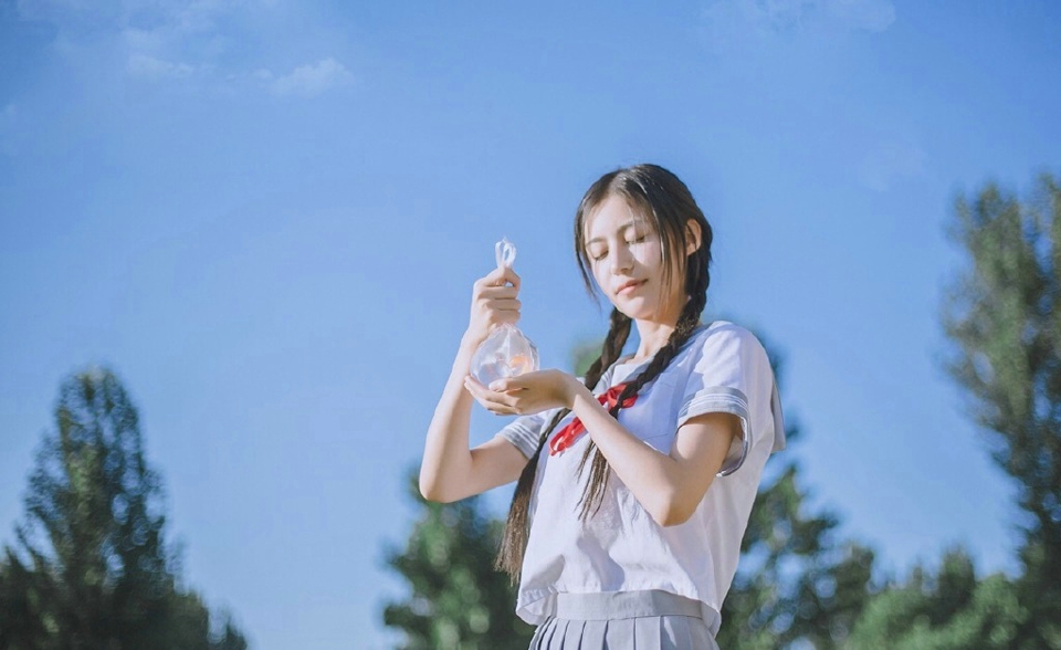 清爽妹子逆光下笑容灿烂温馨写真