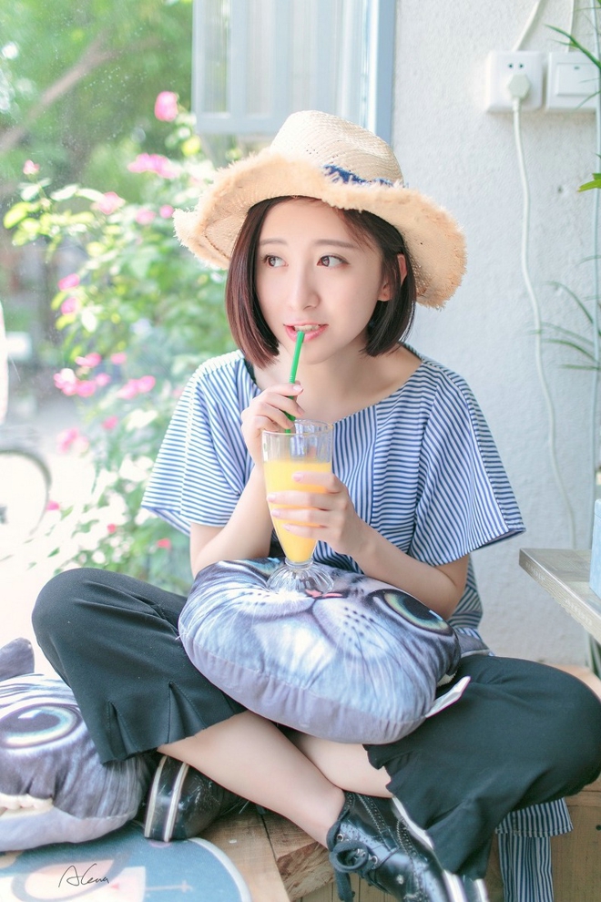 短发气质美女时尚迷人写真