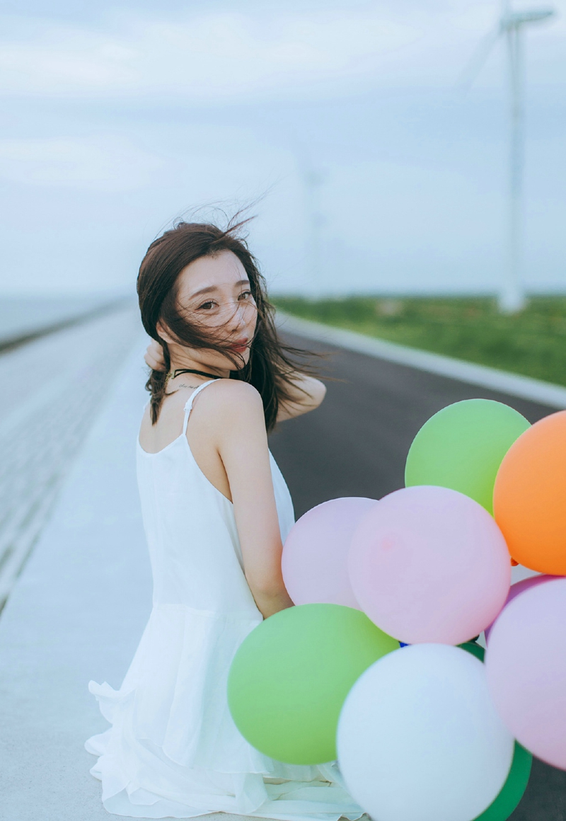 街道上的气球秀发女神活泼清新写真