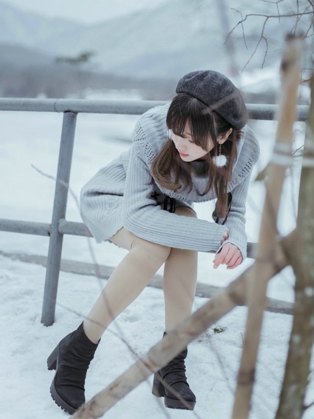 清纯甜美美女雪中漫步